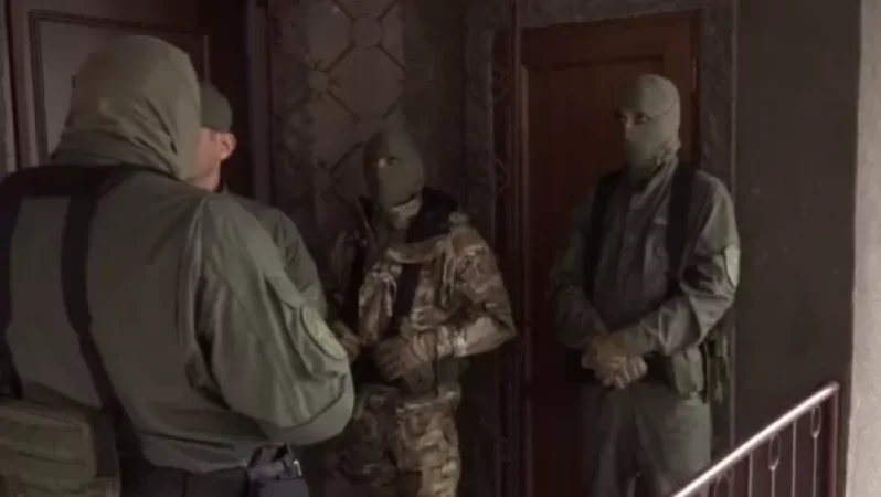 Խուզարկում են ՀՅԴ-ական Սուրեն Մանուկյանի բնակարանը