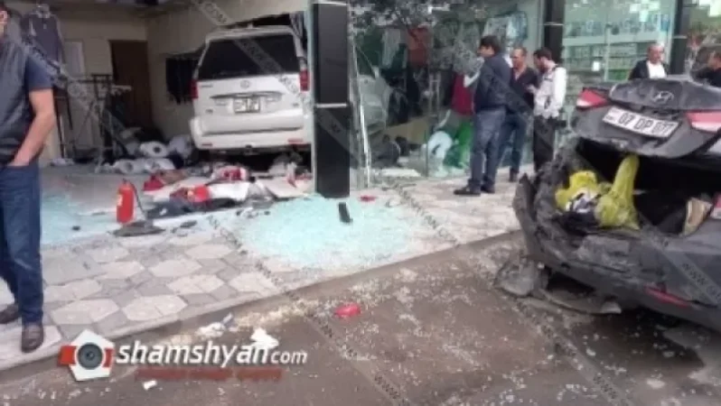 «Lexus GX 470» մակնիշի ավտոմեքենան բախվել է 2 մեքենայի և մխրճվել հագուստի խանութի մեջ