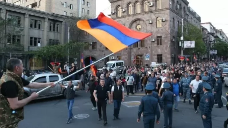 Ձերբակալվել է քաղաքացի՝ ընդդիմության հավաքի ժամանակ ոստիկանների նկատմամբ բռնություն գործադրելու կասկածանքով