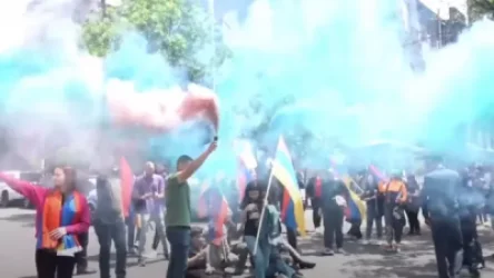 ՏԵՍԱՆՅՈՒԹ. Ապե´, կընգնես մեքենայի տակ. ոստիկաններն «անհանգստացան» ու բերման ենթարկեցին ուսանողներին