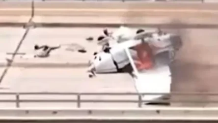 ՏԵՍԱՆՅՈՒԹ․ Մայամիում թեթև շարժիչով ինքնաթիռն ընկել է կամրջի վրա․ կադրեր՝ թե ինչպես է օդաչուն հասցնում դուրս գալ