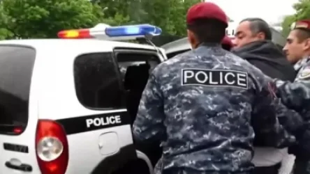 ՏԵՍԱՆՅՈՒԹ․ «Մի´ գոռա, հանգիստ արի». բերետավորները մեքենայից իջեցրին ու բերման ենթարկեցին քաղաքացուն