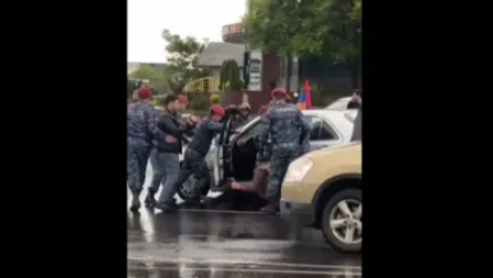 ՏԵՍԱՆՅՈՒԹ. Ոստիկանները բռնի ուժ գործադրելով դուրս են բերում վարորդին մեքենայից