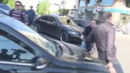 ՏԵՍԱՆՅՈՒԹ․ «Էդ ի՞նչ ես անում, արա՛»․ վարորդը մեքենան վարեց ցուցարարների ուղղությամբ