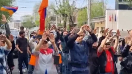 ՏԵՍԱՆՅՈՒԹ․ Ընդդիմադիրները փակել են փողոցը և առավոտյան մարմնամարզություն են անում