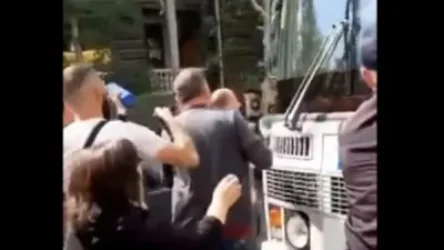 ՏԵՍԱՆՅՈՒԹ․ Ցուցարարներն ինչպես են փակում ոստիկանական ավտոբուսի ճանապարհն ու ազատում բերման ենթարկվածներին