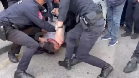 ՏԵՍԱՆՅՈՒԹ․ «Տղերք, ձեր զենքն ա ընկել»․ քաղաքացին՝ ոստիկաններին