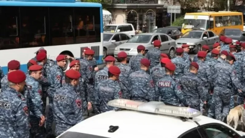 Ընդդիմության հավաքի մասնակիցը հետախուզվում է ոստիկանի նկատմամբ բռնություն գործադրելու համար