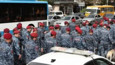 Ընդդիմության հավաքի մասնակիցը հետախուզվում է ոստիկանի նկատմամբ բռնություն գործադրելու համար