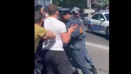 ՏԵՍԱՆՅՈՒԹ․ Իրավիճակը լարվեց․ ոստիկանությունը բիրտ ուժ կիրառելով բերման են ենթարկում ակցիայի մասնակիցներին