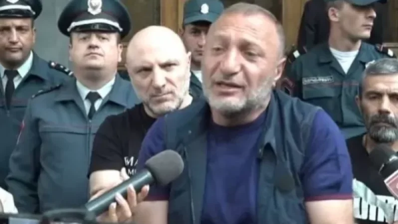 Քննիչը պահանջում է կալանավորել Մխիթար Գալեյանի հորեղբորը