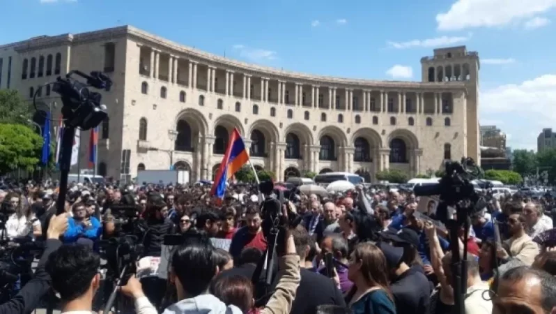 «Նիկո՛լ, դավաճան» վանկարկումների ներքո Փաշինյանը մտավ «Մարիոթ» հյուրանոց