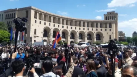 «Նիկո՛լ, դավաճան» վանկարկումների ներքո Փաշինյանը մտավ «Մարիոթ» հյուրանոց