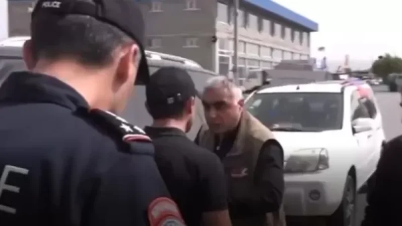 ՏԵՍԱՆՅՈՒԹ. Ձվով խփեցին, գլխիս կպավ, հետո ընկավ. քաղաքացի շենքից հարվածել է դիմադրության երթի մասնակից վարորդին