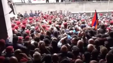 ՏԵՍԱՆՅՈՒԹ․ Լարված իրավիճակ ԱԳՆ-ի մոտ․ ոստիկաններն ու ընդդիմադիրները հրմշտումում են իրար