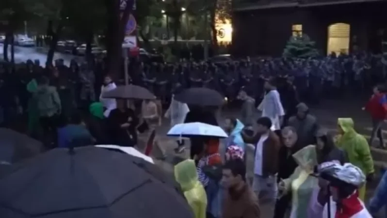 Ակցիայի մասնակիցերը շարժվում են դեպի Ֆրանսիայի հրապարակ