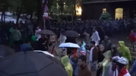 Ակցիայի մասնակիցերը շարժվում են դեպի Ֆրանսիայի հրապարակ