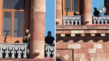 ՏԵՍԱՆՅՈՒԹ. Ոստիկանականներ, դիպուկահարներ. Կառավարության շենքը` այս պահին