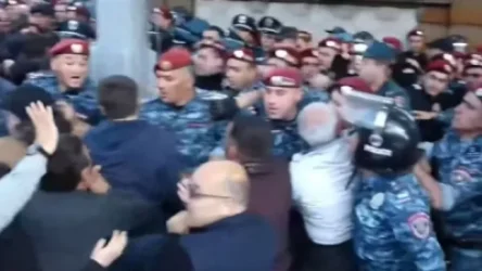 ՏԵՍԱՆՅՈՒԹ․ Նախագահականի մոտ քաշքշուկ սկսվեց քաղաքացիների ու ոստիկանների միջև