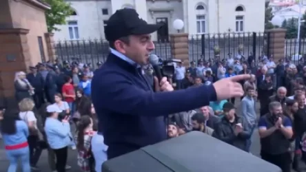 «Քանի որ էս շենքերում անտերություն է, այլևս անիմաստ է շրջափակման մեջ պահել»․ Սաղաթելյանը կոչ արեց բացել մուտքերը