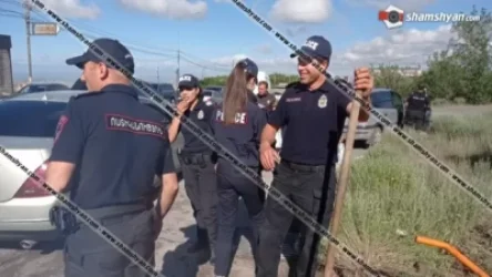 ՏԵՍԱՆՅՈՒԹ․ Ինչպես են պարեկները հող լցնում վարորդների համար պատուհաս դարձած փոսում․ քաղաքապետարանը ոչինչ չի ձեռնարկում