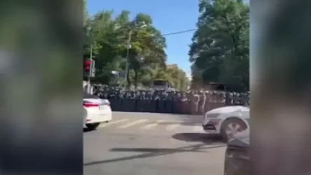 ՏԵՍԱՆՅՈՒԹ․ Մինչ Փաշինյանը ԱԺ-ում էր շենքը շրջափակված էր ոստիկանության ծառայողներով