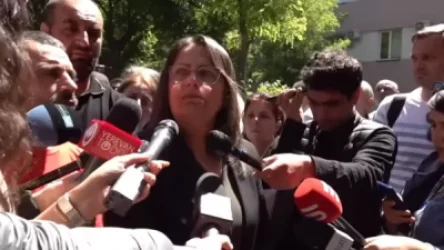 ՏԵՍԱՆՅՈՒԹ. «Էդ որտե՞ղ է գրված, որ դատավորը տուժողի հետ «արա»-ով խոսի, թող Ջհանգիրյանը պատասխանի». Տոնոյանը ԲԴԽ-ի դիմաց է