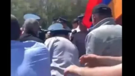 ՏԵՍԱՆՅՈՒԹ․ Ոստիկաններն ուժի գործադրմամբ ճանապարհից հեռացնում են մայրուղին փակած քաղաքացիներին