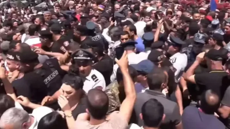 Հիվանդանոց է տեղափոխվել երկու ոստիկան․ հինգ անձ բերման է ենթարկվել