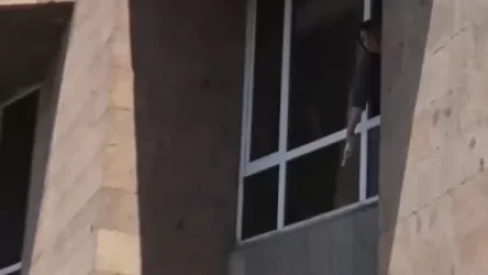 ՏԵՍԱՆՅՈՒԹ․ Նախարարության աշխատակիցները պատուհաններից խմելու ջուր են նետել ցուցարարներին