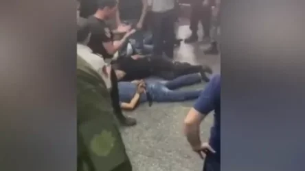 ՏԵՍԱՆՅՈՒԹ. Ոստիկանությունը ձերբակալել է Կառավարական 3-րդ շենք մտնել փորձող ցուցարարներին ու պառկեցրել հատակին