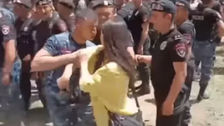 ՏԵՍԱՆՅՈՒԹ. Ինչպե՞ս է ոստիկանը հրում ցուցարար կնոջը և քաշում մազերից