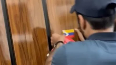 ՏԵՍԱՆՅՈՒԹ․ Մի խումբ քաղաքացիներ մտել են Շենգավիթի թաղապետարան ու Արցախի դրոշը դռանը փակցրել