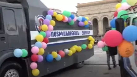 ՏԵՍԱՆՅՈՒԹ․ Ոստիկանները ծաղիկներ նվիրեցին ընդդիմադիրների երթի մասնակից երեխաներին