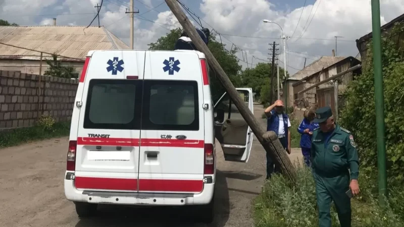 Հենասյունն ընկել է շտապօգնության ավտոմեքենայի վրա