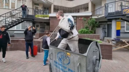 ՏԵՍԱՆՅՈՒԹ․ Ուկրաինացի պատգամավորին նետել են աղբարկղը՝ զոհված հրամանատարի կնոջը վիրավորելու համար