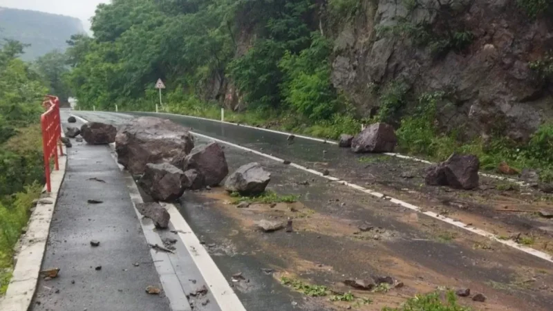 Ալավերդիում քարաթափում է տեղի ունեցել. փրկարարները միակողմանի վերականգնել են երթևեկությունը