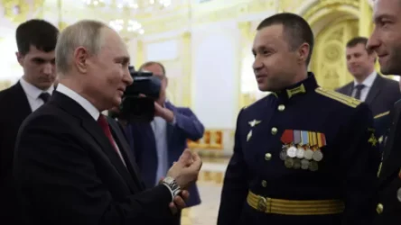 ՏԵՍԱՆՅՈՒԹ. Ռազմական ակադեմիայի շրջանավարտներից մեկը Պուտինին «բախտավոր ձեռքի» ժամացույց է նվիրել