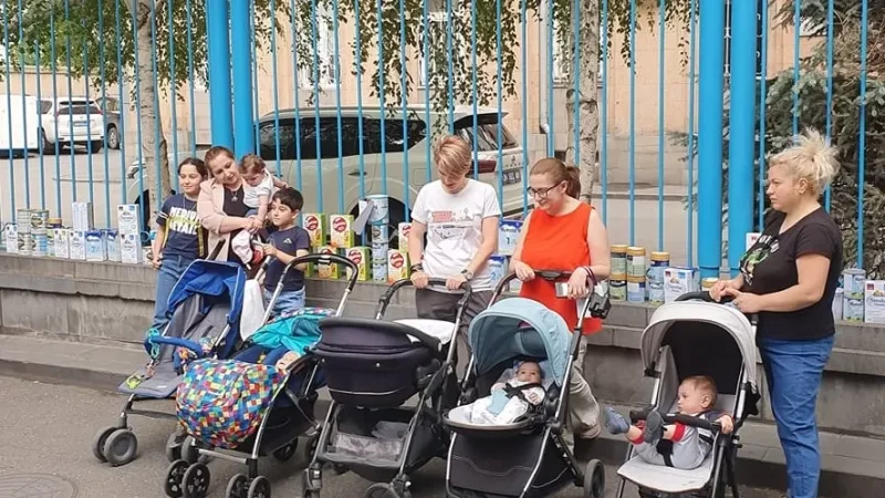 Կաթնախառնուրդներ՝ արցախցի փոքրիկների համար․ բողոքի ակցիա՝ ՄԱԿ-ի հայաստանյան շենքի մոտ