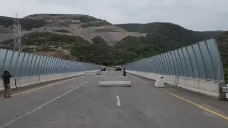 ՏԵՍԱՆՅՈՒԹ. Ադրբեջանը հանել է Հաքարիի կամրջի բետոնե ցանկապատերը. Инфотека 24