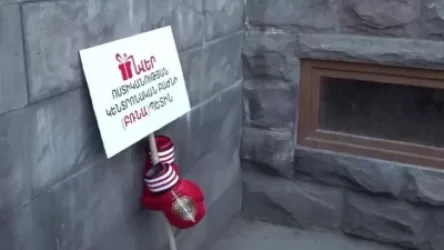 ՏԵՍԱՆՅՈՒԹ. Փաստաբանները բռնցքամարտիկի ձեռնոցներ նվիրեցին ոստիկանության կենտրոնի պետին