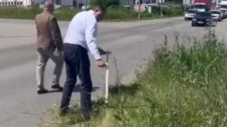 ՏԵՍԱՆՅՈՒԹ. Նախագահը հանձնարարել է խնամել ճանապարհը, բայց ստիպված ինքն է հնձել խոտը. Բոսնիա և Հերցեգովինա