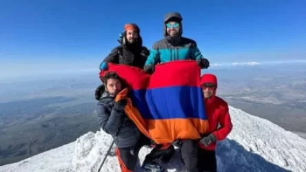 Եգիպտահայ երիտասարդներն Արարատի գագաթին տեղադրել են Հայաստանի և Եգիպտոսի դրոշները
