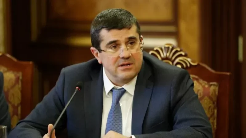 Սեղանի շուրջ նստելու համար առաջին պայմանը Պաշտպանության բանակի լուծարումն է. Արայիկ Հարությունյան