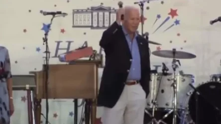 ՏԵՍԱՆՅՈՒԹ. Բայդենը ելույթից հետո չի կողմնորոշվել, թե ում փոխանցի խոսափողը