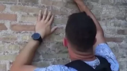 ՏԵՍԱՆՅՈՒԹ. Հռոմեական Կոլիզեյի պատին զբոսաշրջիկը փորագրել է ընկերուհու անունը