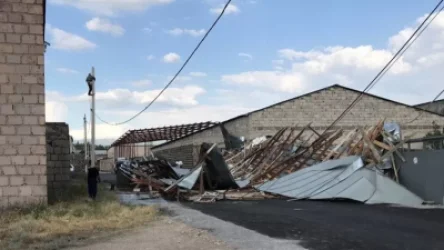 Կոտայքի մարզում տներից մեկի տանիքը ուժեղ քամուց պոկվել, ընկել է գազատար խողովակի, ավտոմեքենայի վրա