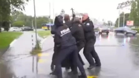 ՏԵՍԱՆՅՈՒԹ․ Բուլղարիայում քահանան վազում է Զելենսկու ավտոշարասյան կողմ, անիծում նրան