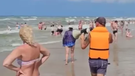 ՏԵՍԱՆՅՈՒԹ․ Հանգստացողները, չնայած փոթորկի նախազգուշացումներին, շարունակում են լողալ ծովում․ ՌԴ