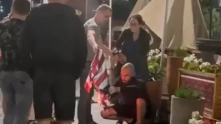 18+ ՏԵՍԱՆՅՈՒԹ․ ՌԴ-ում երիտասարդները փողոցում քայլող աղջկանից խլել և սկսել են այրել ԱՄՆ դրոշը